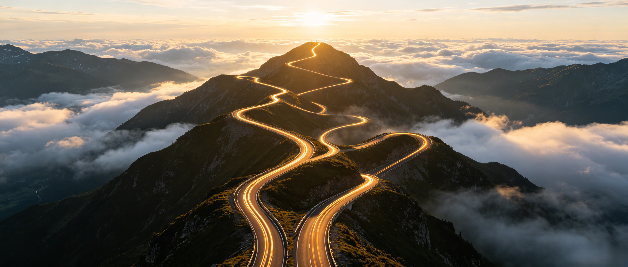 俯瞰山路分叉风格，高空俯瞰视角下，金色光轨公路在云海山峦间蜿蜒分叉，有的通向山顶光明，有的消失在迷雾中,传统整车厂扎堆搞软件公司，留下的却没几个 | 云体科技MappingSpace